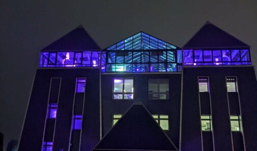 Die Pyramide in Mainz ist beim OMT 2021 im Dunkeln beleuchtet.