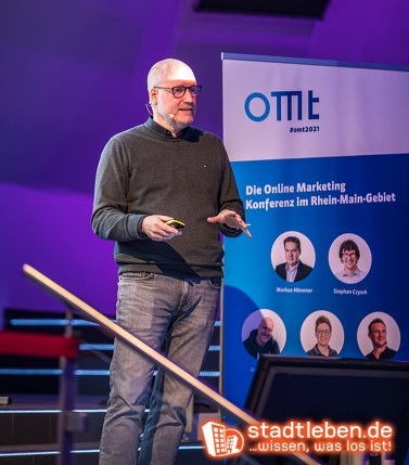 Björn Tantau hält einen Vortrag zum Thema “Content Recycling” am OMT 2021.