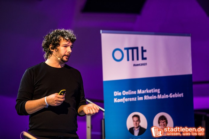 Stephan Czysch bei seinem Vortrag am OMT 2021.