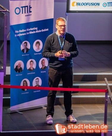 Markus Hövener hält einen Vortrag zum Thema “SEO-Strategie” am OMT 2021.